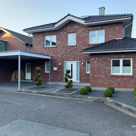 빌라 Stadtvilla Zentrumsnah Mit 3 Schlafzimmern, Terrasse & Parkplatz 린겐