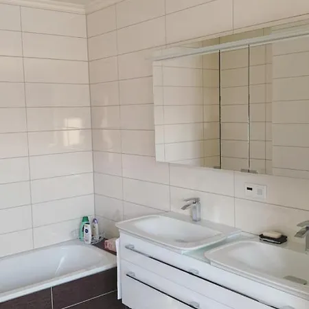 Stadtvilla Zentrumsnah Mit 3 Schlafzimmern, Terrasse & Parkplatz 빌라 *