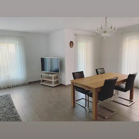 Stadtvilla Zentrumsnah Mit 3 Schlafzimmern, Terrasse & Parkplatz 빌라 *