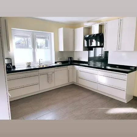 빌라 Stadtvilla Zentrumsnah Mit 3 Schlafzimmern, Terrasse & Parkplatz